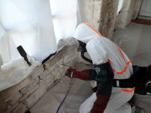 Injection de produit fongicide dans les maçonneries